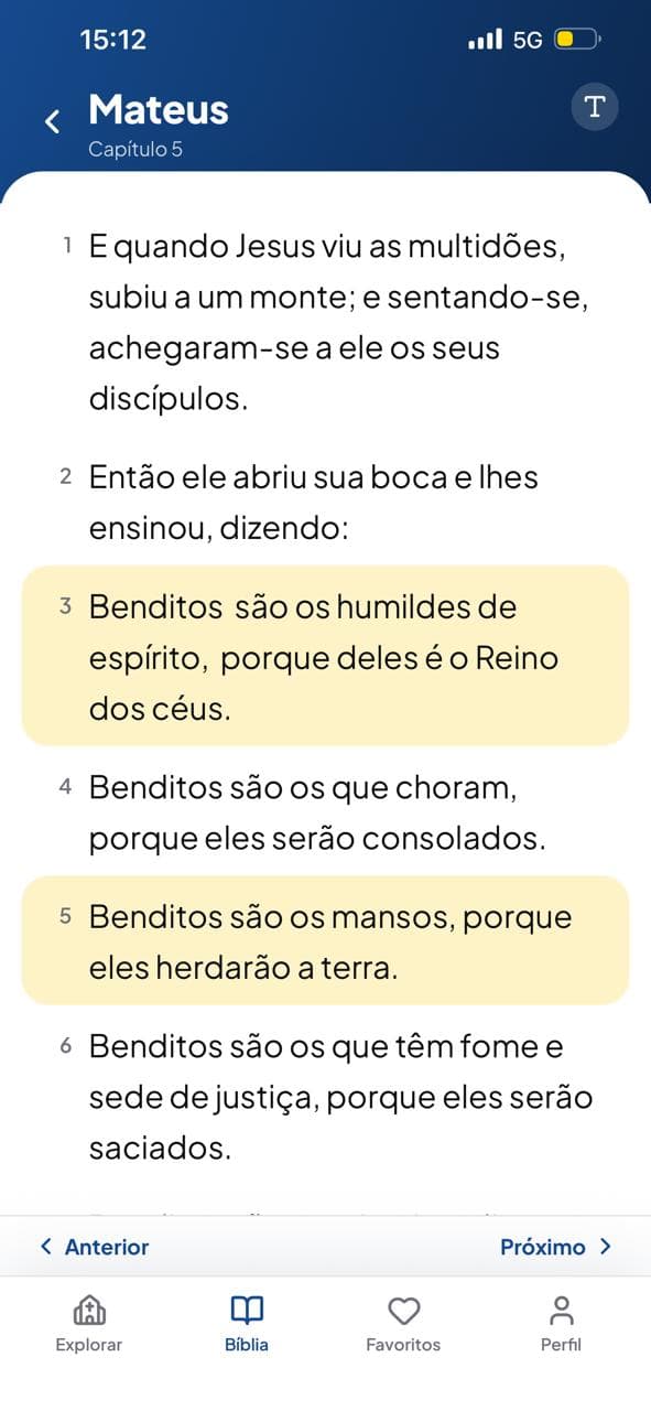 Leitura da Bíblia com versículos destacados